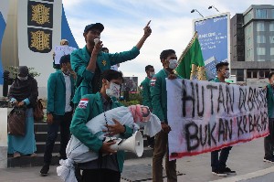 Bawa Boneka Pocong Jokowi, Ini Tuntutan BEM Unsyiah Terkait Karhutla